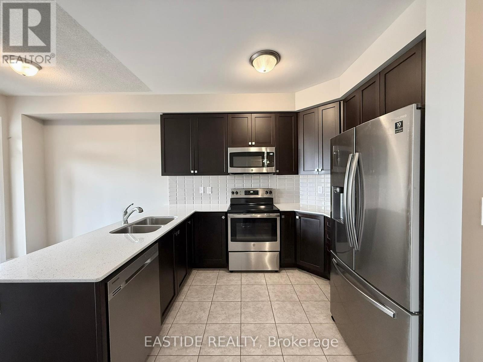 116 Finegan Circle, Brampton, ON - Indoor Photo Showing Kitchen With Stainless Steel Kitchen With Double Sink With Upgraded Kitchen