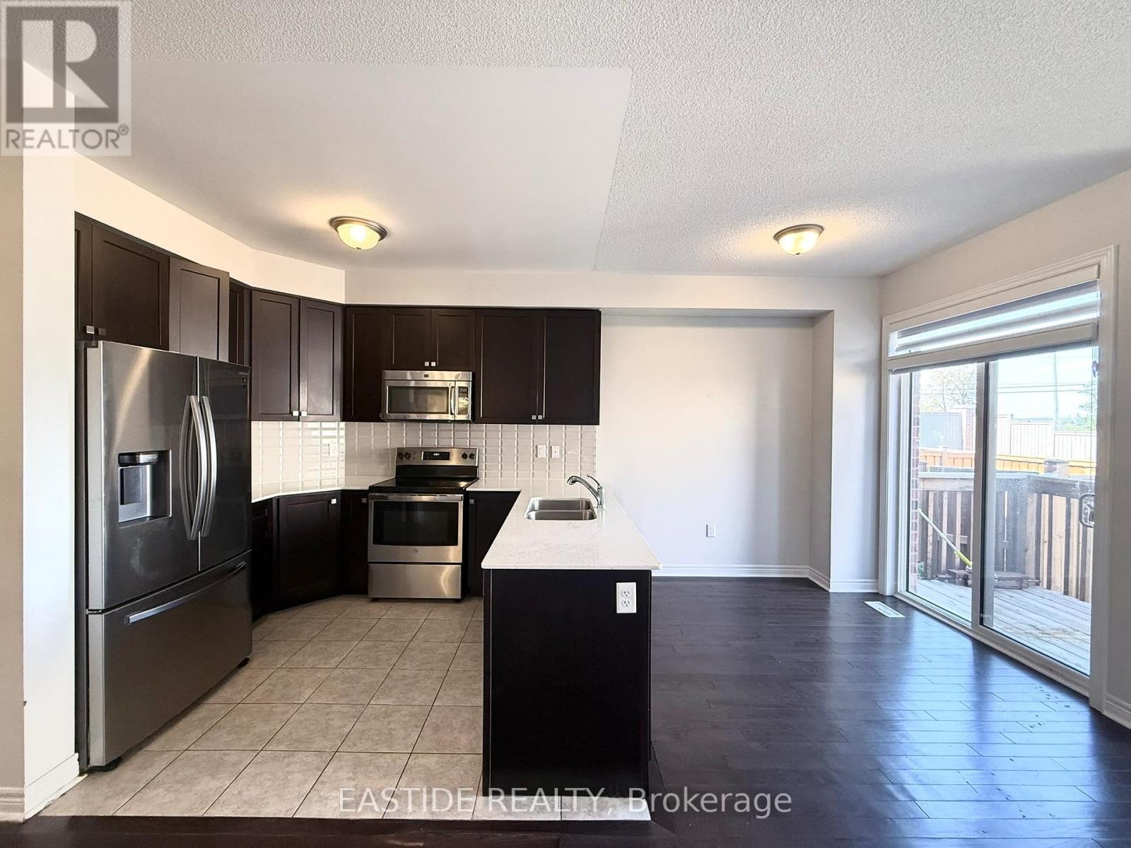 118 Finegan Circle, Brampton, ON - Indoor Photo Showing Kitchen With Stainless Steel Kitchen With Double Sink With Upgraded Kitchen