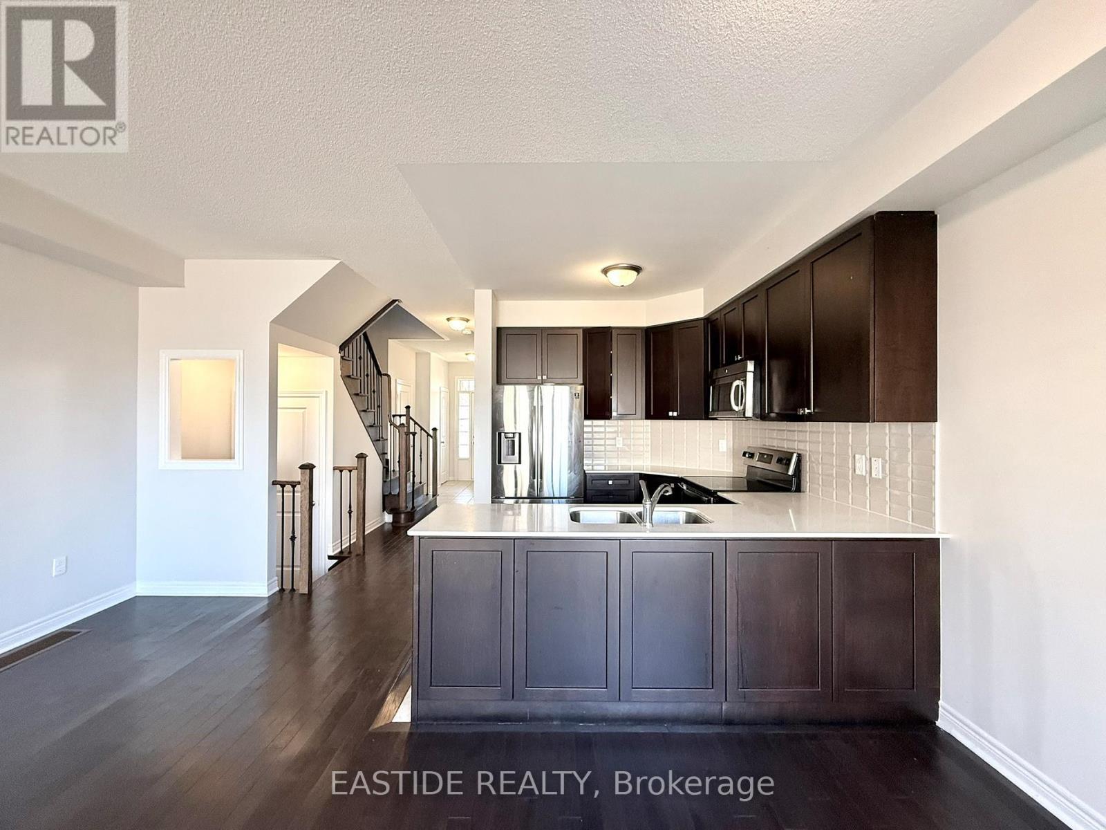 118 Finegan Circle, Brampton, ON - Indoor Photo Showing Kitchen With Double Sink