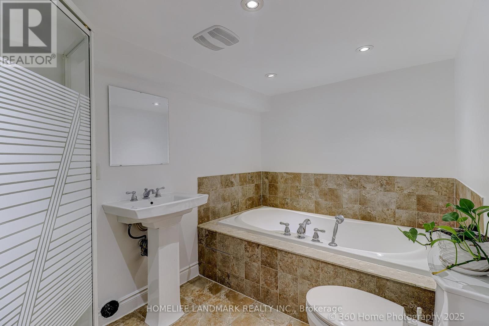38 Moorecroft Crescent, Toronto, ON - Indoor Photo Showing Bathroom