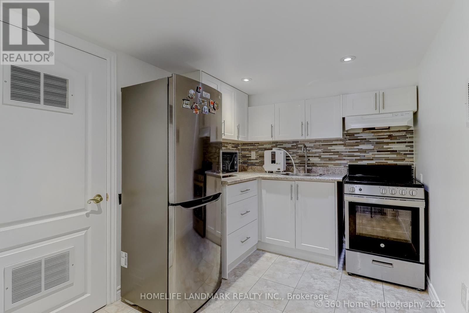 38 Moorecroft Crescent, Toronto, ON - Indoor Photo Showing Kitchen