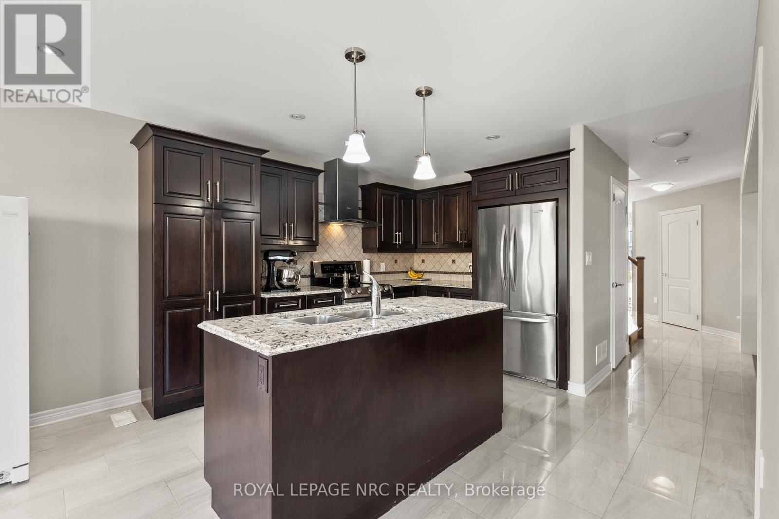 6058 Ernest Crescent, Niagara Falls, ON - Indoor Photo Showing Kitchen With Stainless Steel Kitchen With Upgraded Kitchen