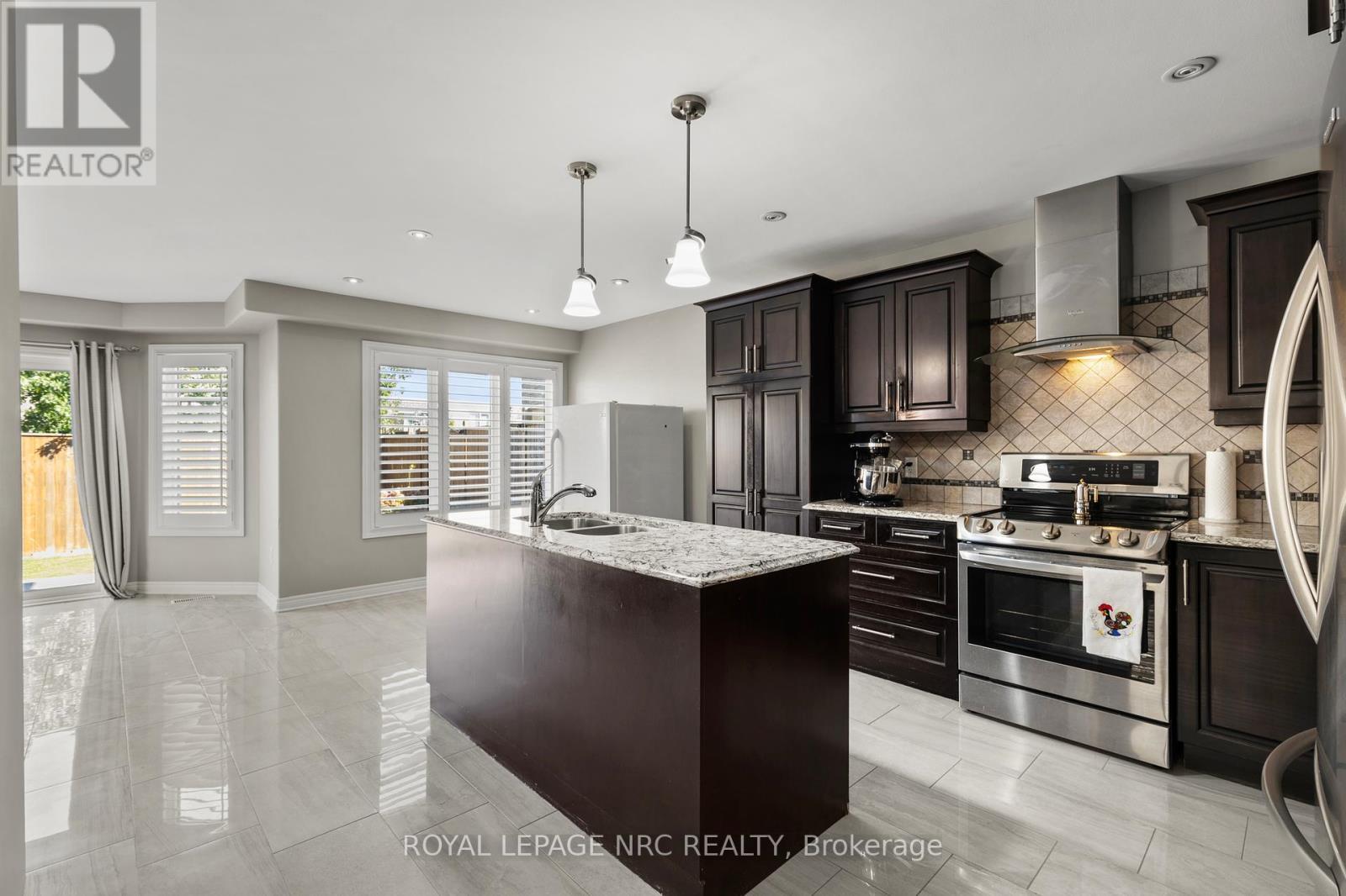 6058 Ernest Crescent, Niagara Falls, ON - Indoor Photo Showing Kitchen With Stainless Steel Kitchen With Upgraded Kitchen