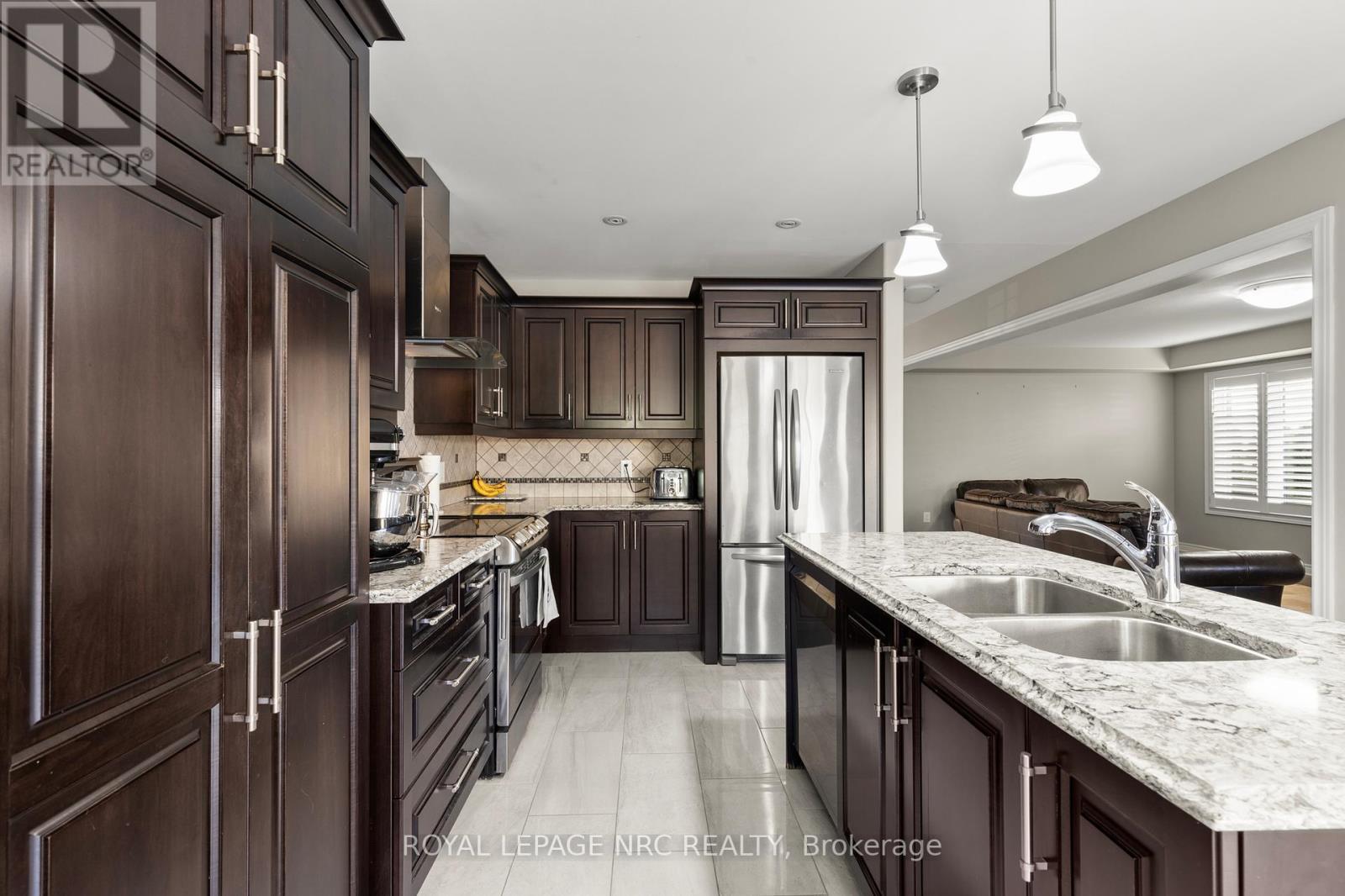6058 Ernest Crescent, Niagara Falls, ON - Indoor Photo Showing Kitchen With Stainless Steel Kitchen With Double Sink With Upgraded Kitchen