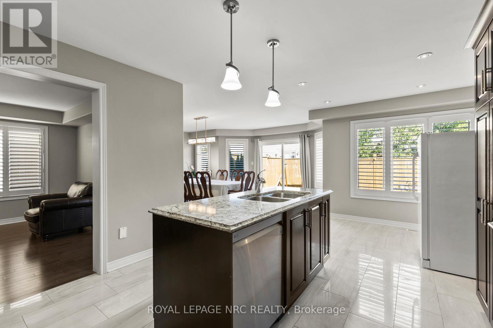 6058 Ernest Crescent, Niagara Falls, ON - Indoor Photo Showing Kitchen With Double Sink