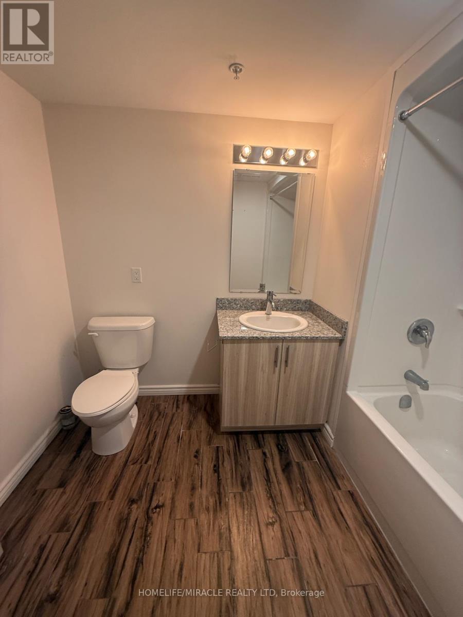 B - 112 - 275 Larch Street, Waterloo, ON - Indoor Photo Showing Bathroom