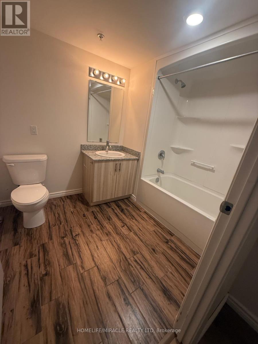 B - 112 - 275 Larch Street, Waterloo, ON - Indoor Photo Showing Bathroom