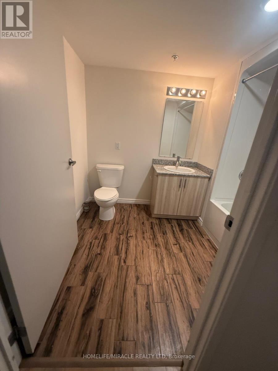 B - 112 - 275 Larch Street, Waterloo, ON - Indoor Photo Showing Bathroom
