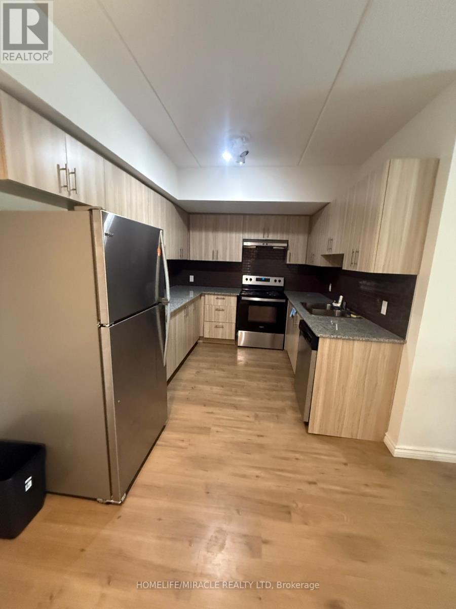 B - 112 - 275 Larch Street, Waterloo, ON - Indoor Photo Showing Kitchen