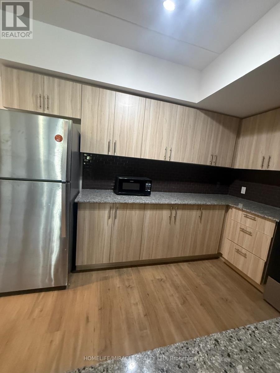 B - 112 - 275 Larch Street, Waterloo, ON - Indoor Photo Showing Kitchen