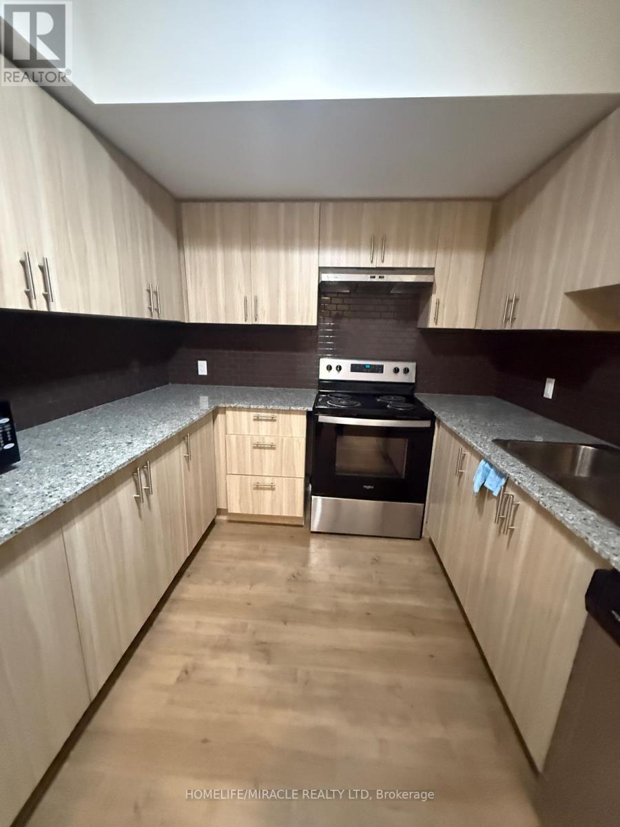 B - 112 - 275 Larch Street, Waterloo, ON - Indoor Photo Showing Kitchen