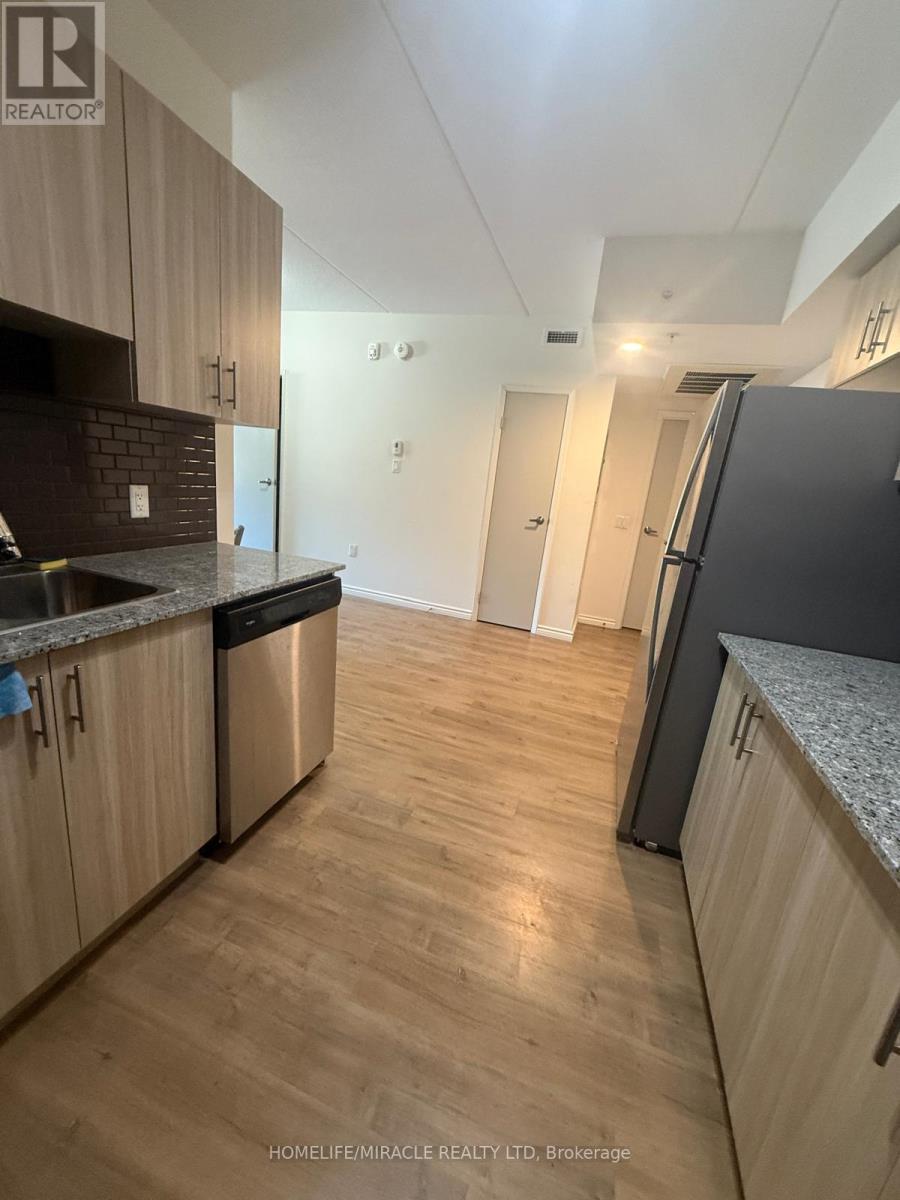 B - 112 - 275 Larch Street, Waterloo, ON - Indoor Photo Showing Kitchen