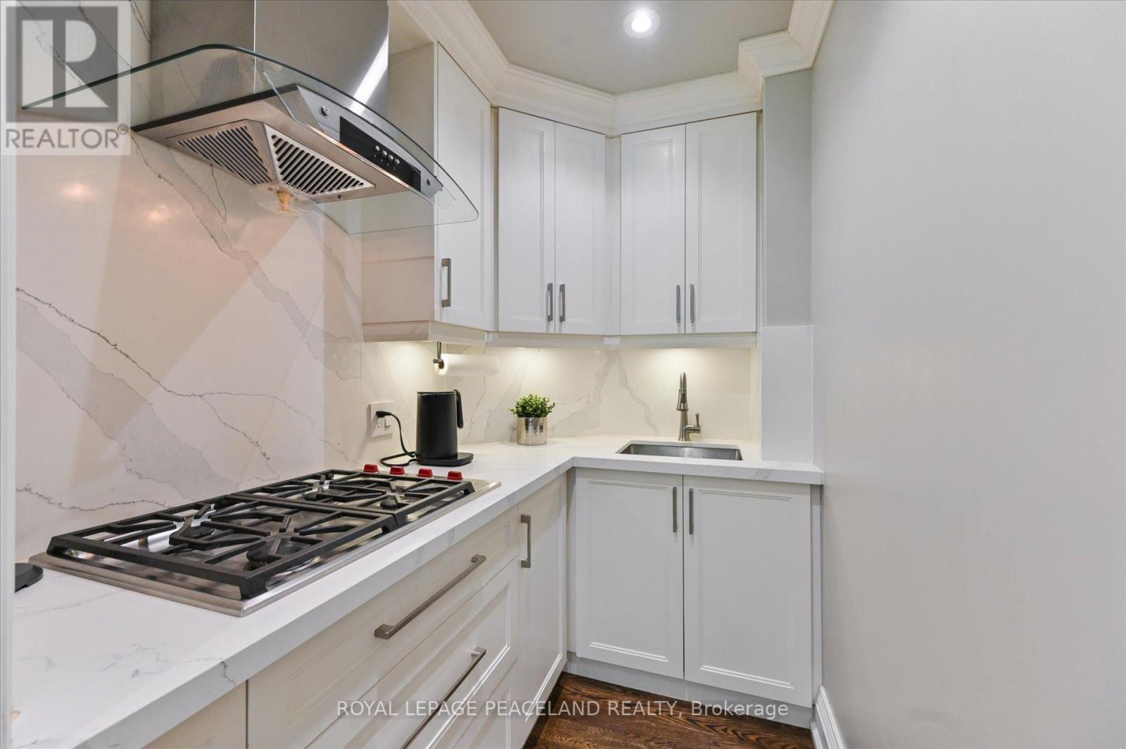 2 Flaremore Crescent, Toronto, ON - Indoor Photo Showing Kitchen With Upgraded Kitchen