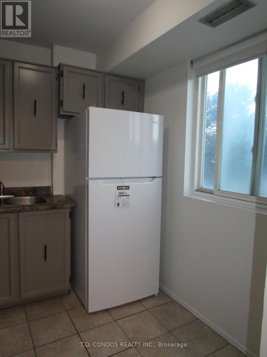 213 - 2001 Bonnymede Drive, Mississauga, ON - Indoor Photo Showing Kitchen