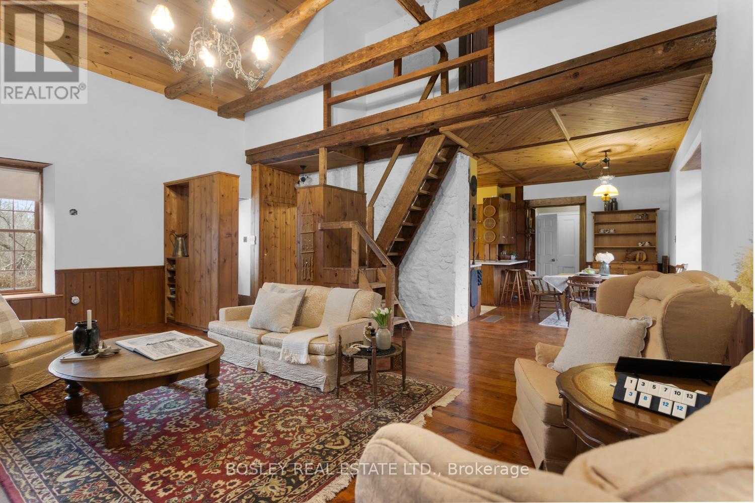 2247 Van Luven Road, Hamilton Township (Baltimore), ON - Indoor Photo Showing Living Room