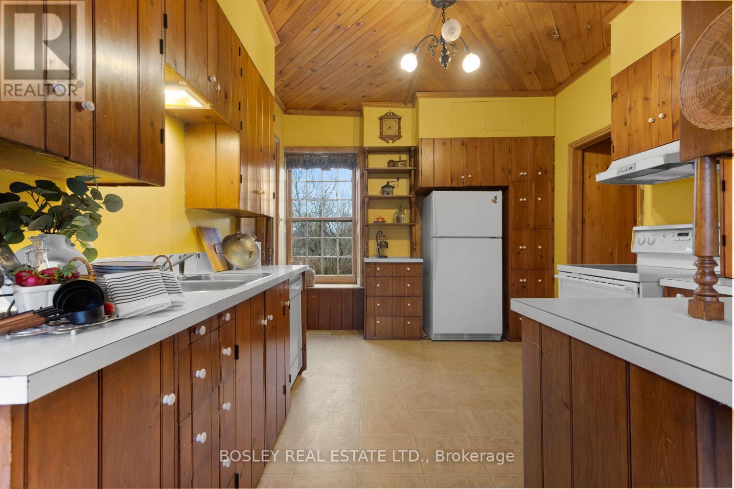 2247 Van Luven Road, Hamilton Township (Baltimore), ON - Indoor Photo Showing Kitchen With Double Sink