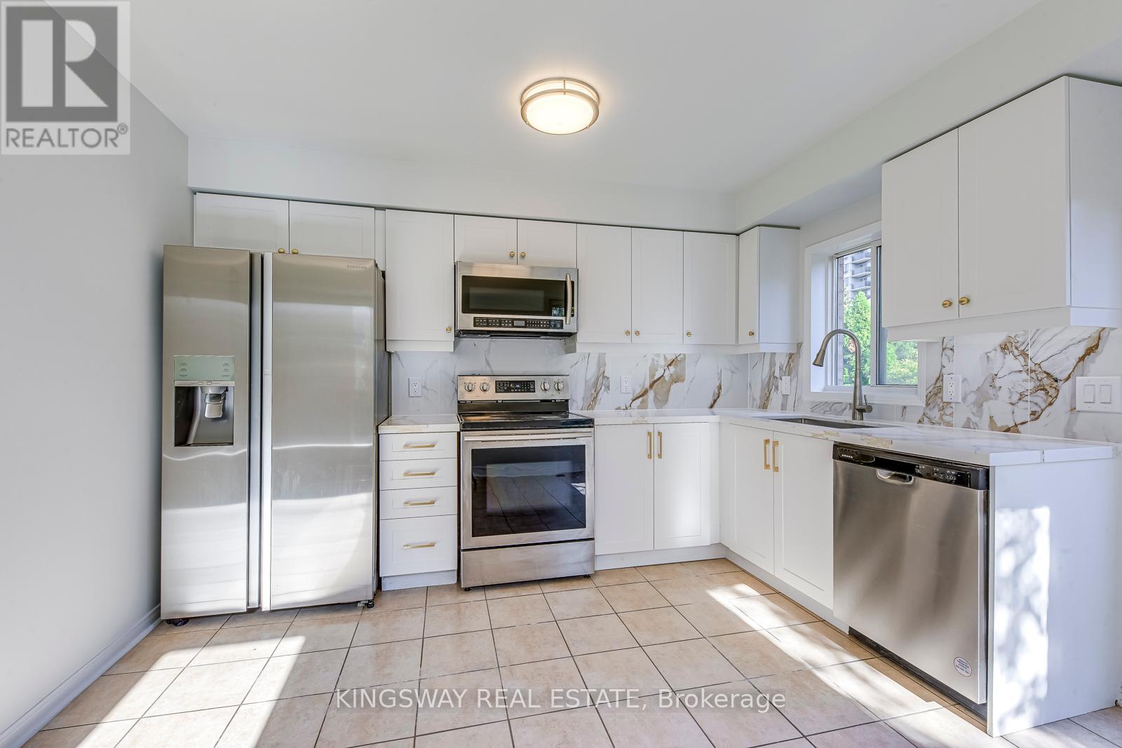 61 - 50 Strathaven Drive, Mississauga, ON - Indoor Photo Showing Kitchen