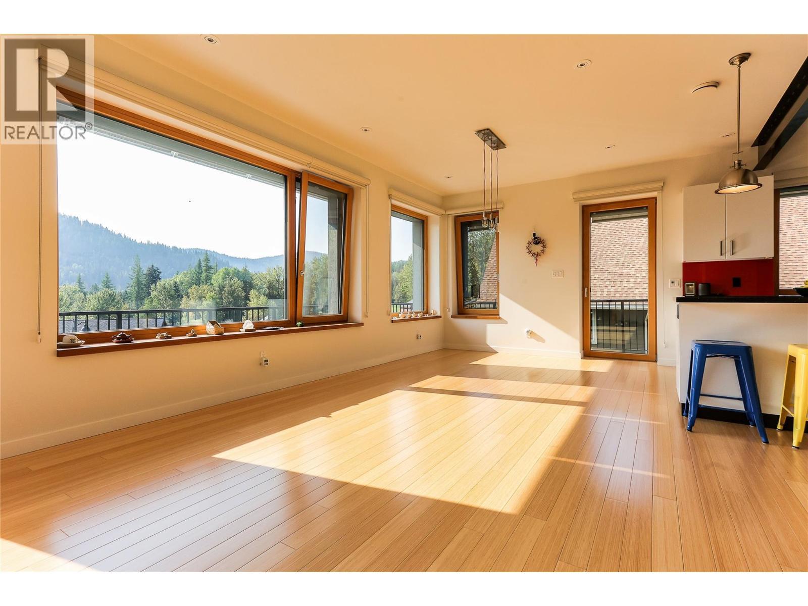 1006 Silvertip Road, Rossland, BC - Indoor With Fireplace