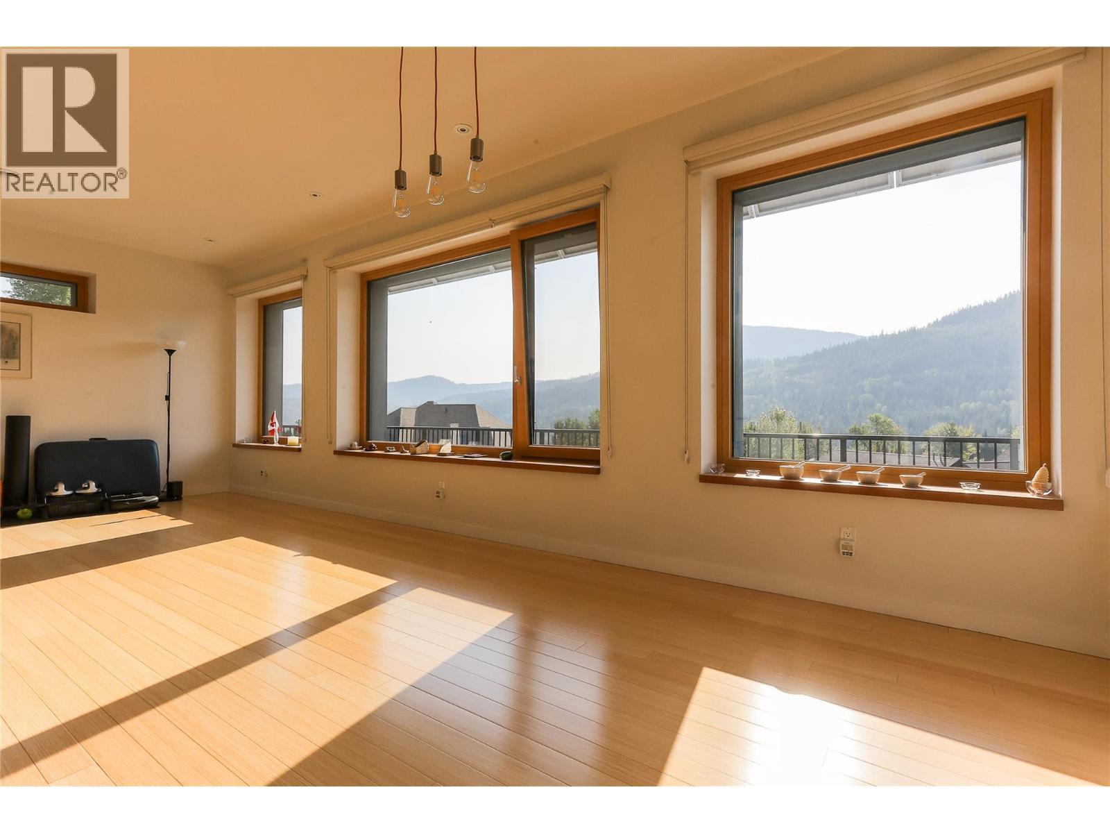 1006 Silvertip Road, Rossland, BC - Indoor With Fireplace