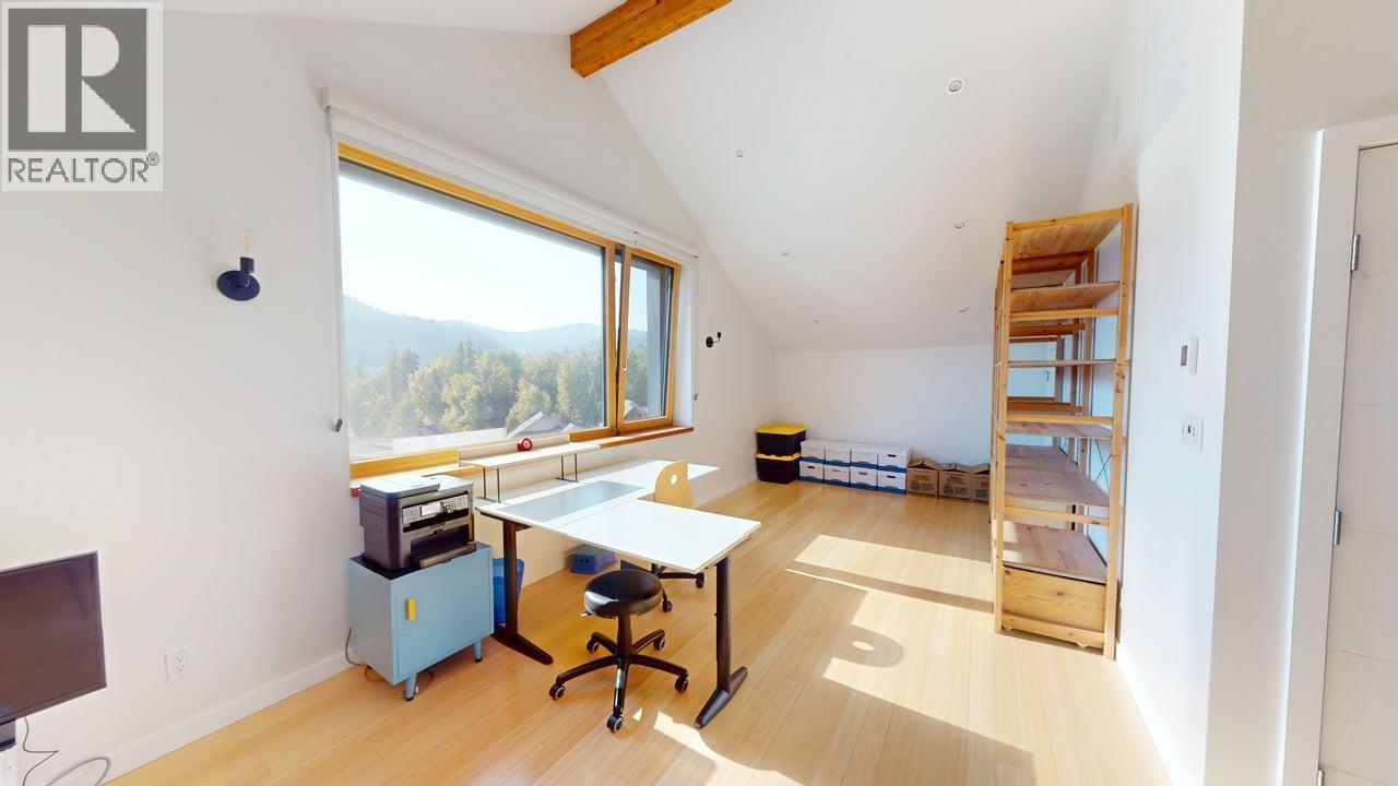 office - 1006 Silvertip Road, Rossland, BC - Indoor