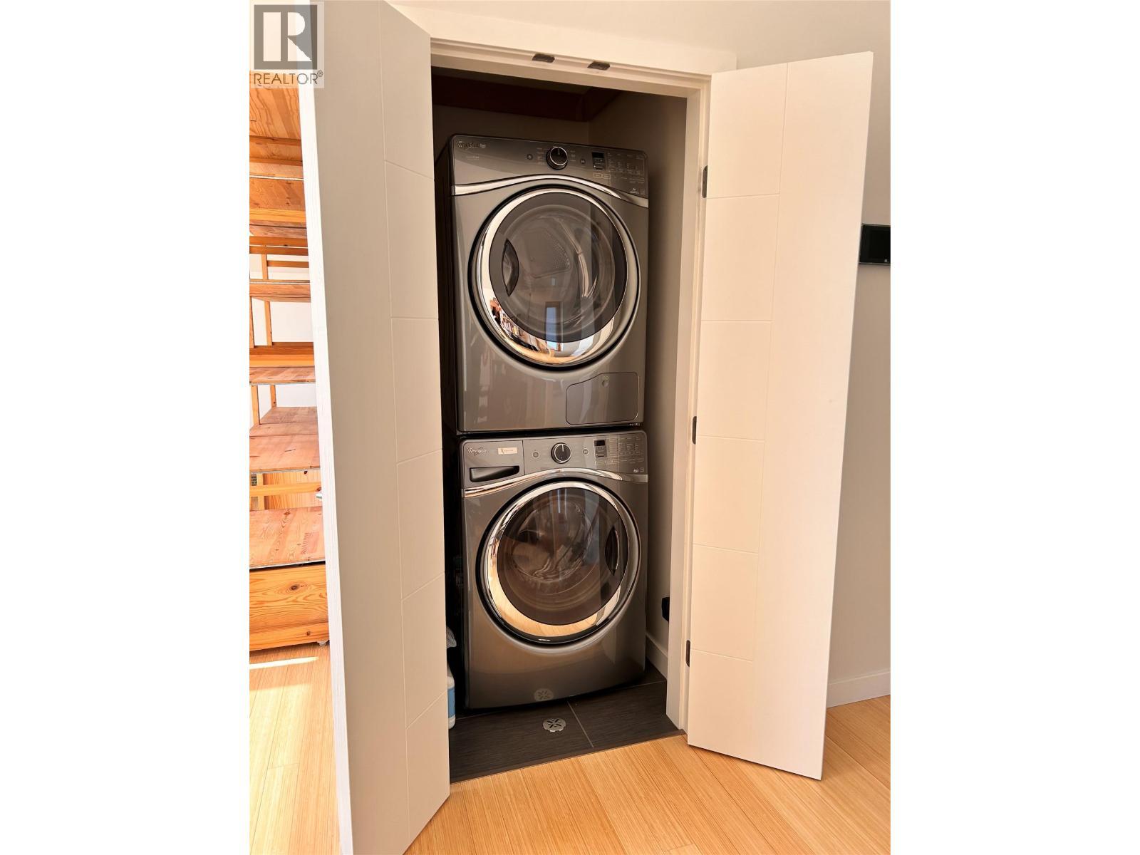 washer/dryer - 1006 Silvertip Road, Rossland, BC - Indoor Photo Showing Laundry Room