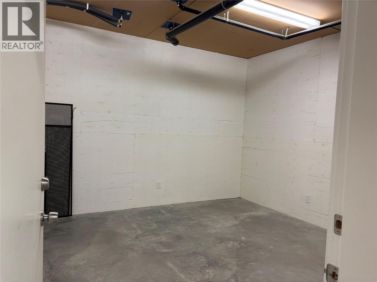 gear storage room/workshop - 1006 Silvertip Road, Rossland, BC - Indoor Photo Showing Garage