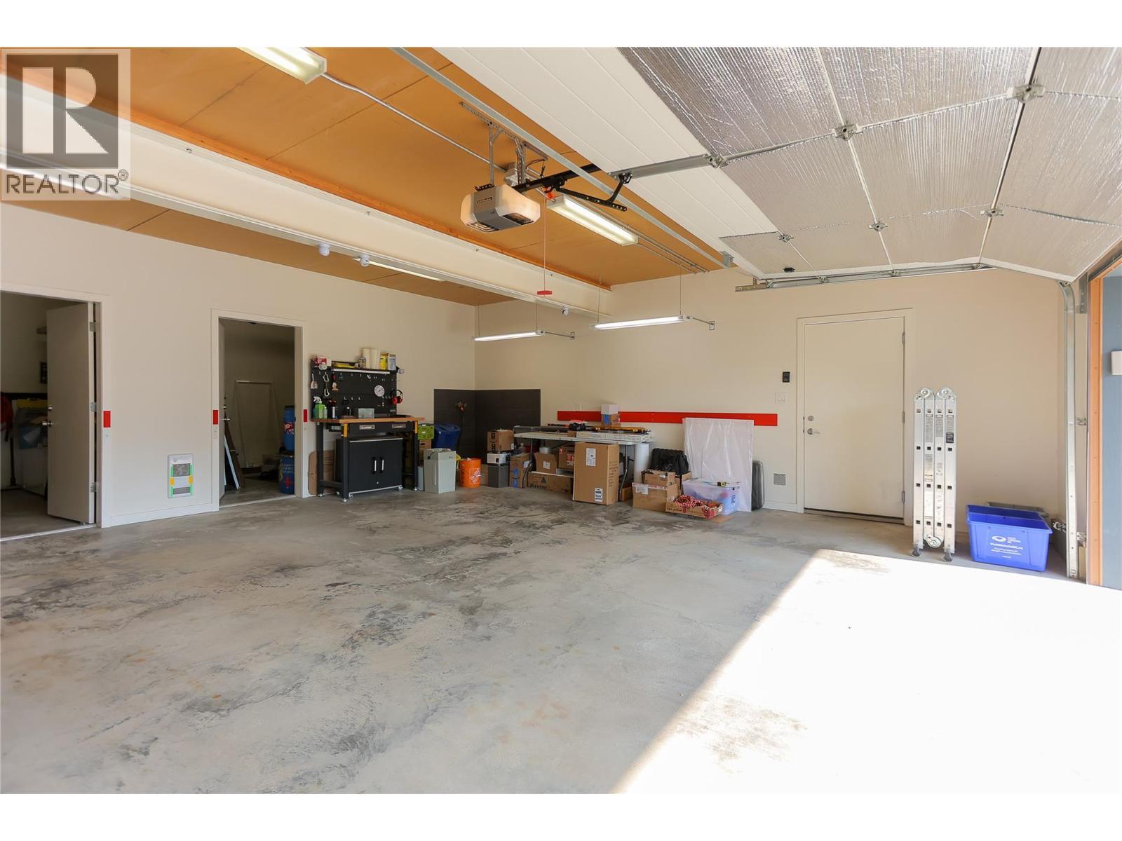 1006 Silvertip Road, Rossland, BC - Indoor Photo Showing Garage