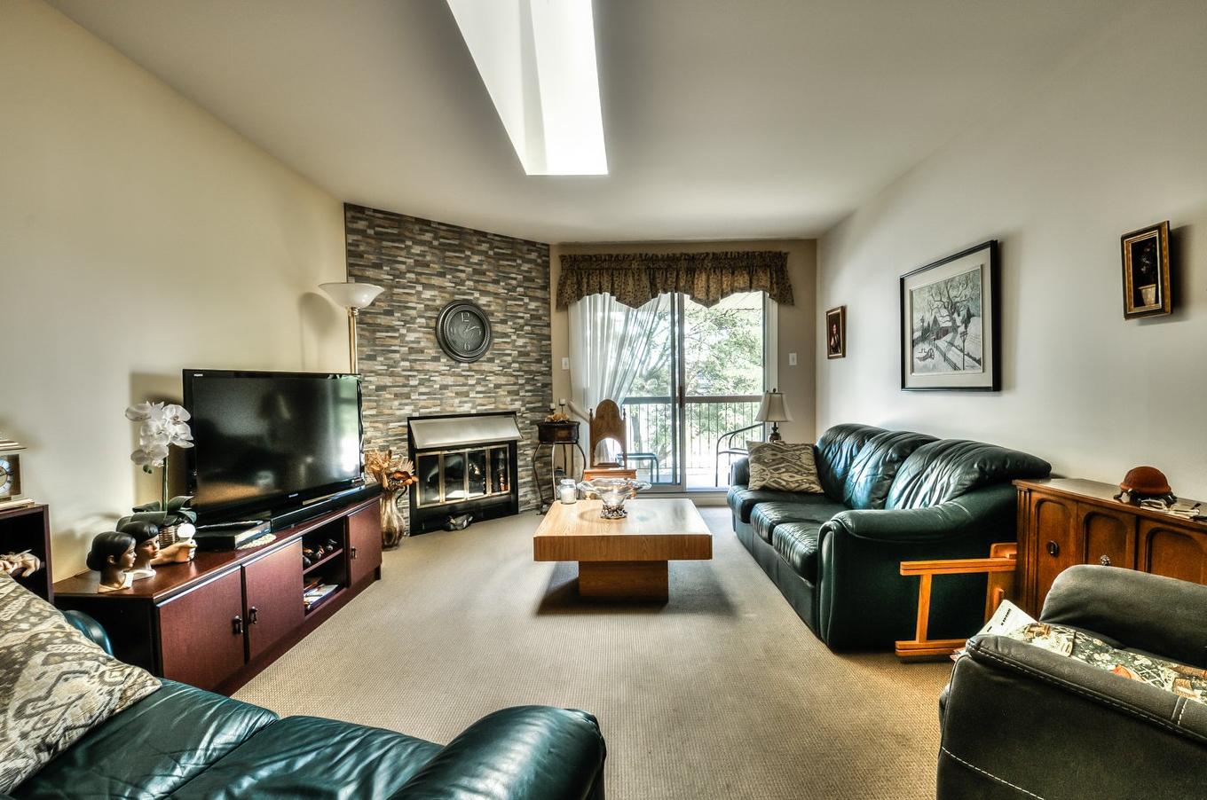 Salon - 202-580 Rue Marie-Derome, Saint-Jean-Sur-Richelieu, QC - Indoor Photo Showing Living Room With Fireplace