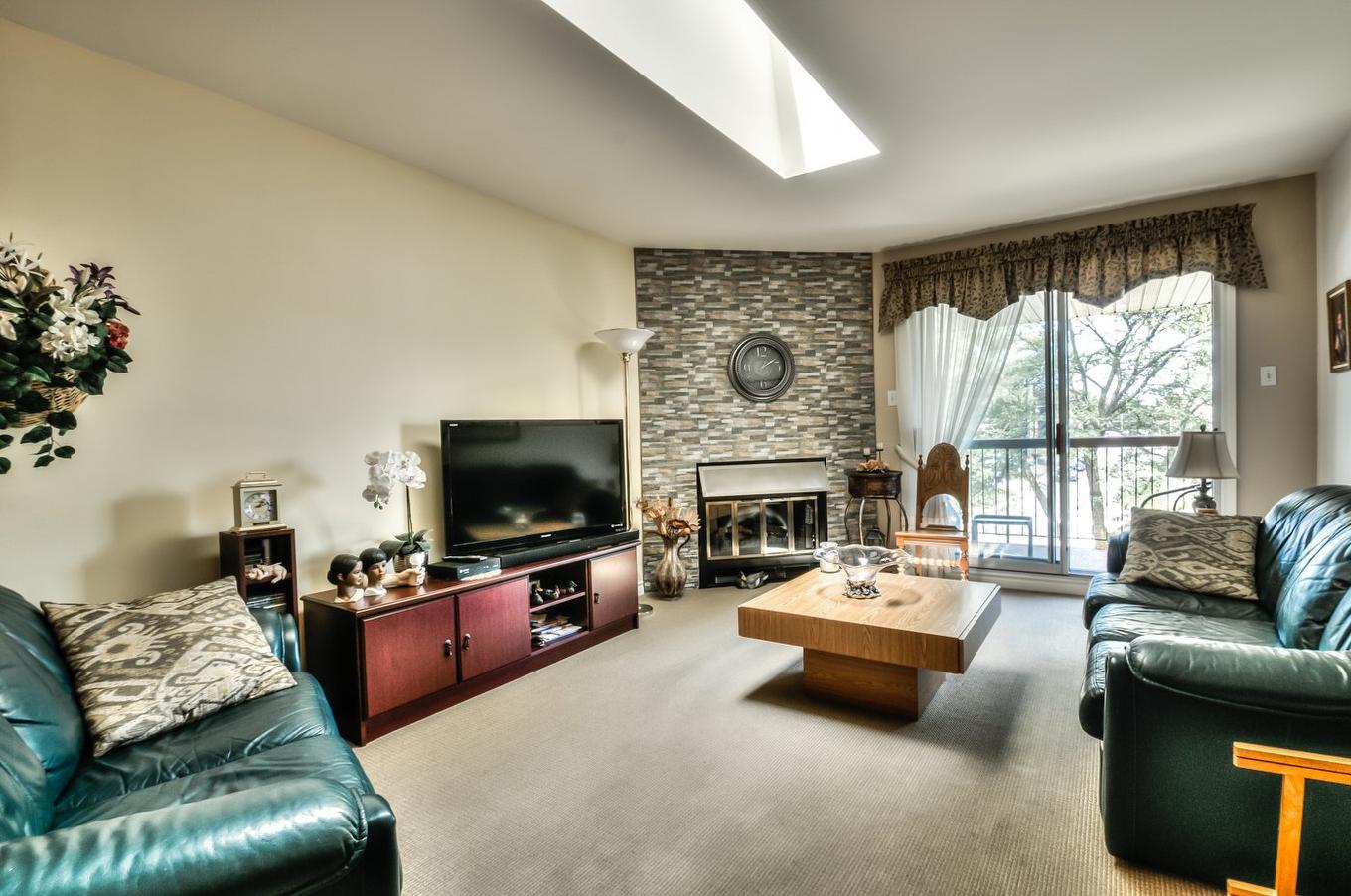 Salon - 202-580 Rue Marie-Derome, Saint-Jean-Sur-Richelieu, QC - Indoor Photo Showing Living Room With Fireplace