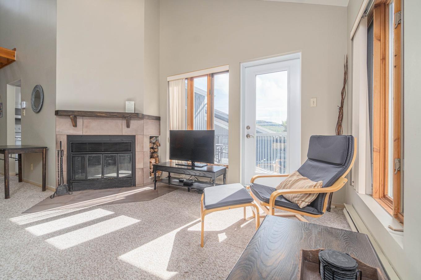 Living room - 2039 Crois. Des Soleils, Mont-Tremblant, QC - Indoor Photo Showing Living Room With Fireplace