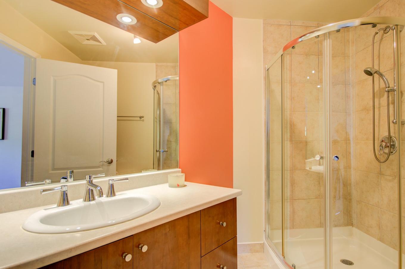 Salle de bains attenante à la CCP - 1-34 Av. Ste-Hélène, Saint-Lambert, QC - Indoor Photo Showing Bathroom