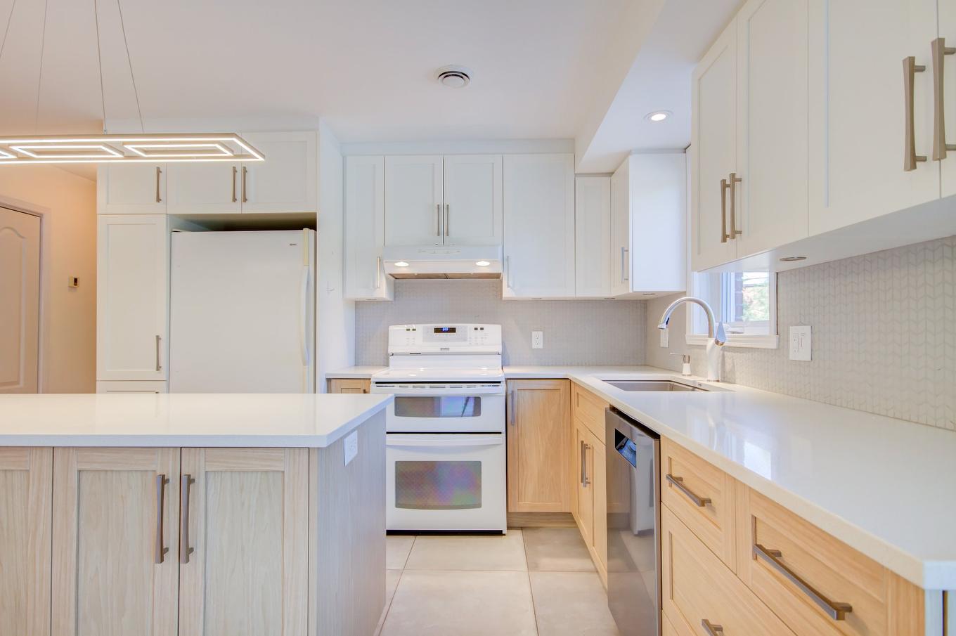 Cuisine - 1-34 Av. Ste-Hélène, Saint-Lambert, QC - Indoor Photo Showing Kitchen With Double Sink