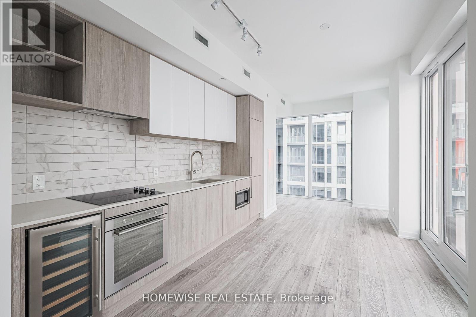709 - 2020 Bathurst Street, Toronto, ON - Indoor Photo Showing Kitchen With Upgraded Kitchen