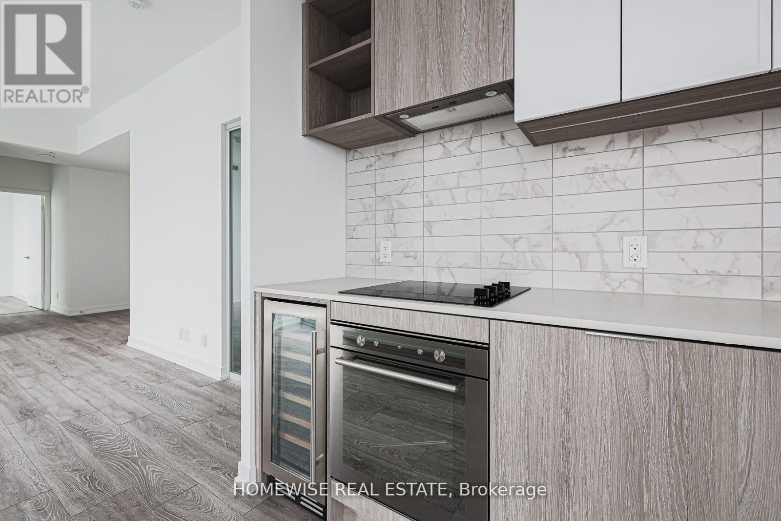 709 - 2020 Bathurst Street, Toronto, ON - Indoor