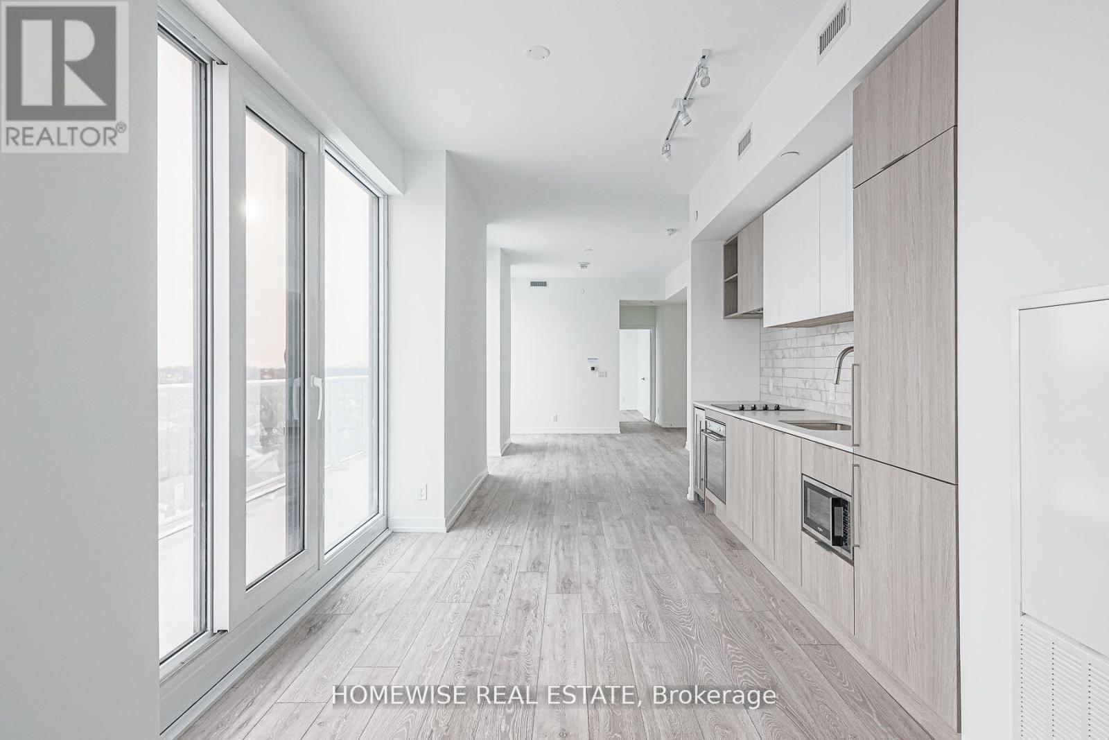 709 - 2020 Bathurst Street, Toronto, ON - Indoor