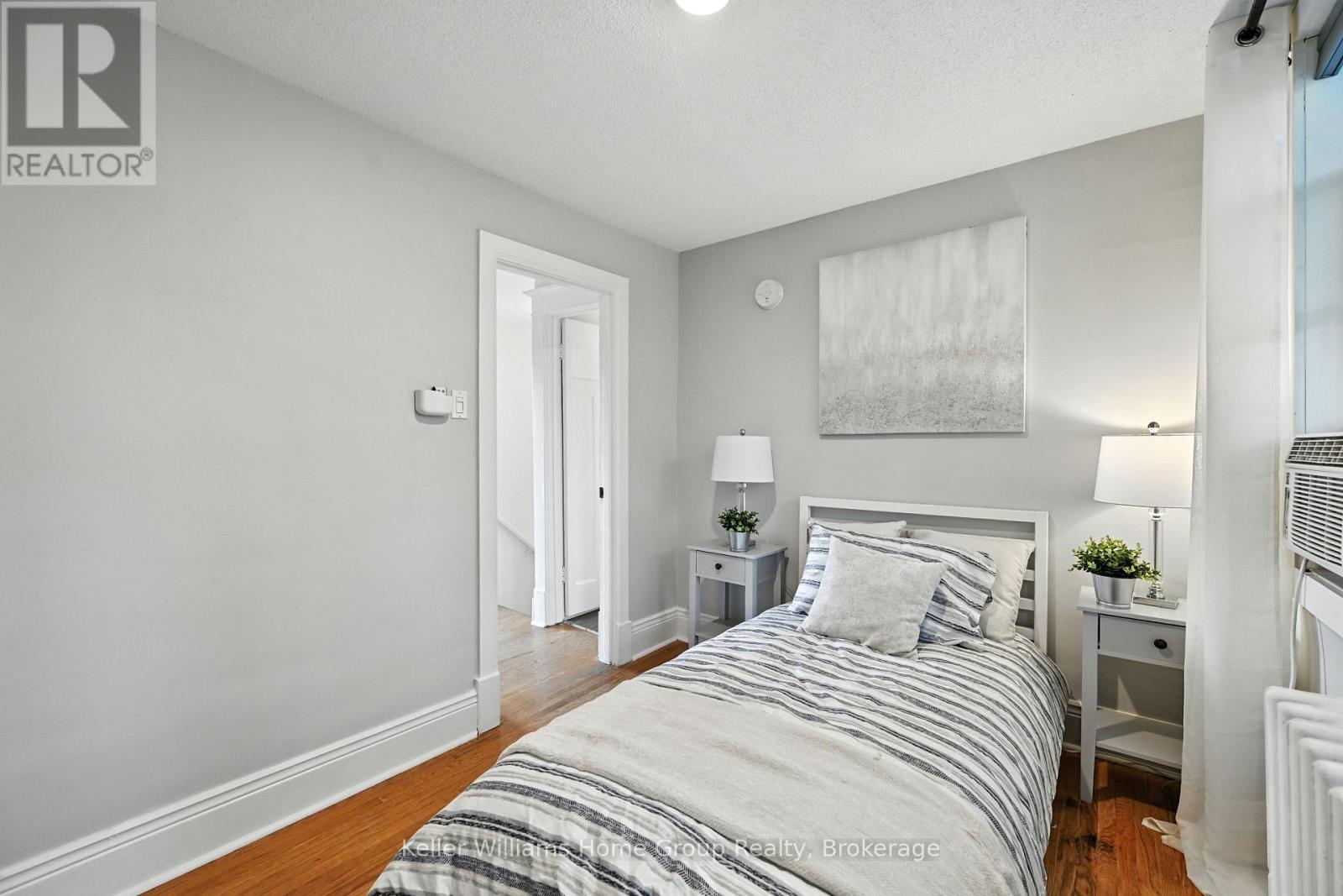 1047 Main Street E, Hamilton (Crown Point), ON - Indoor Photo Showing Bedroom