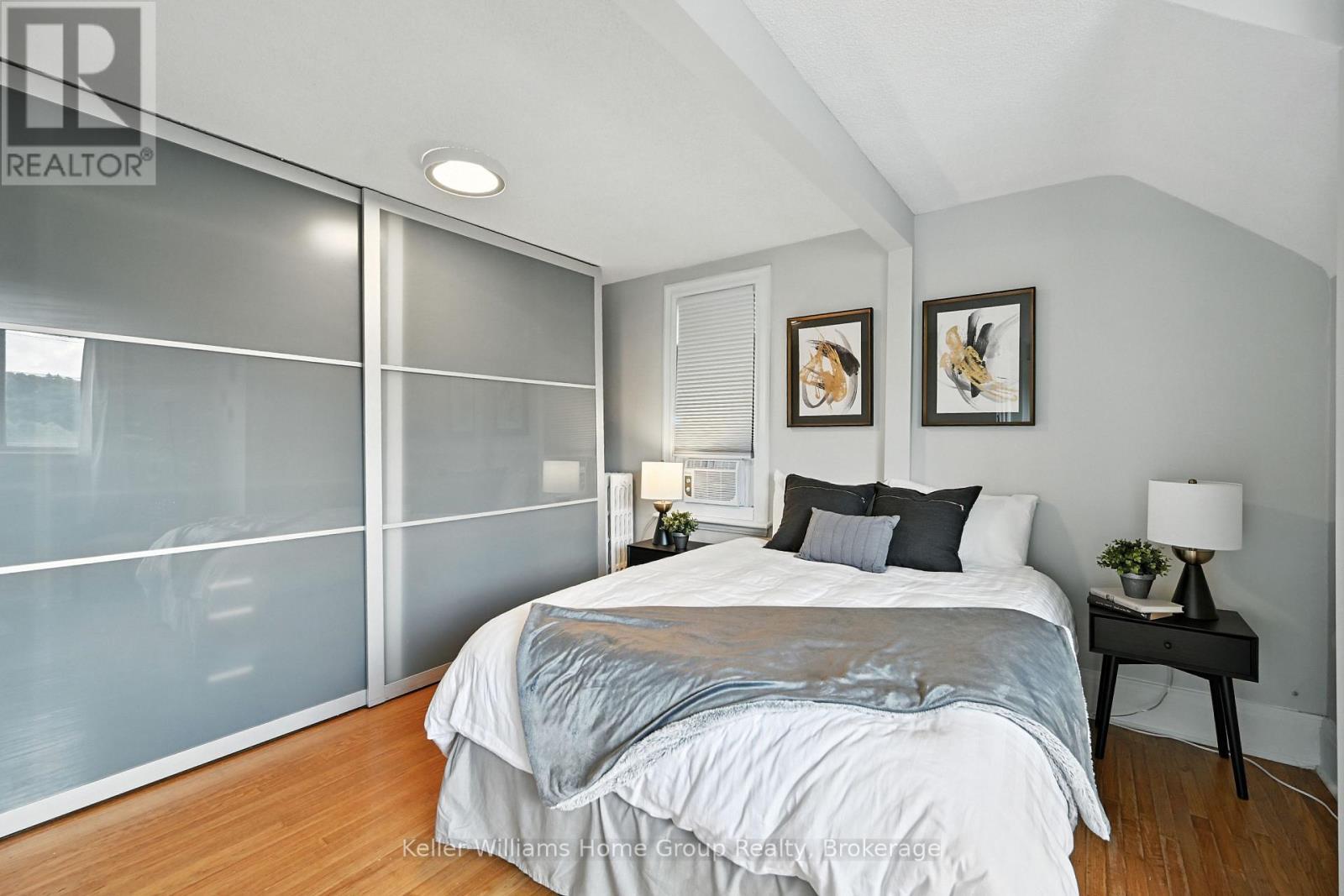 1047 Main Street E, Hamilton (Crown Point), ON - Indoor Photo Showing Bedroom