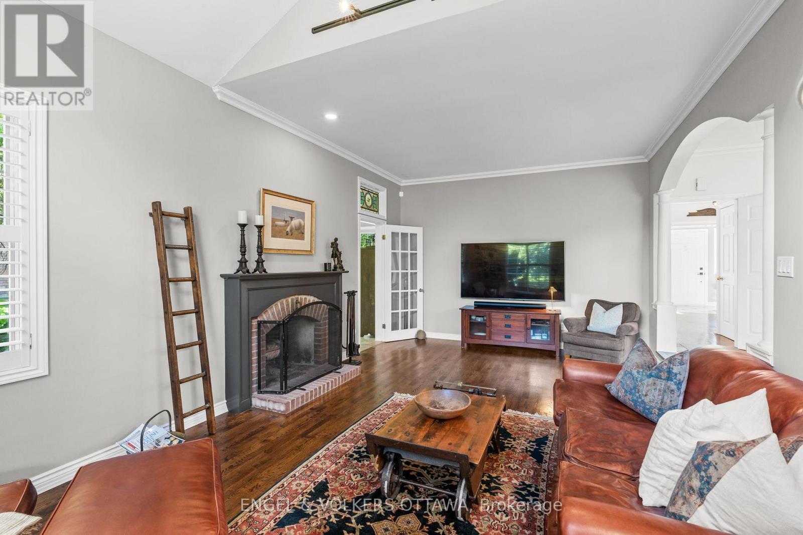 5557 Pettapiece Crescent, Ottawa, ON - Indoor Photo Showing Living Room With Fireplace