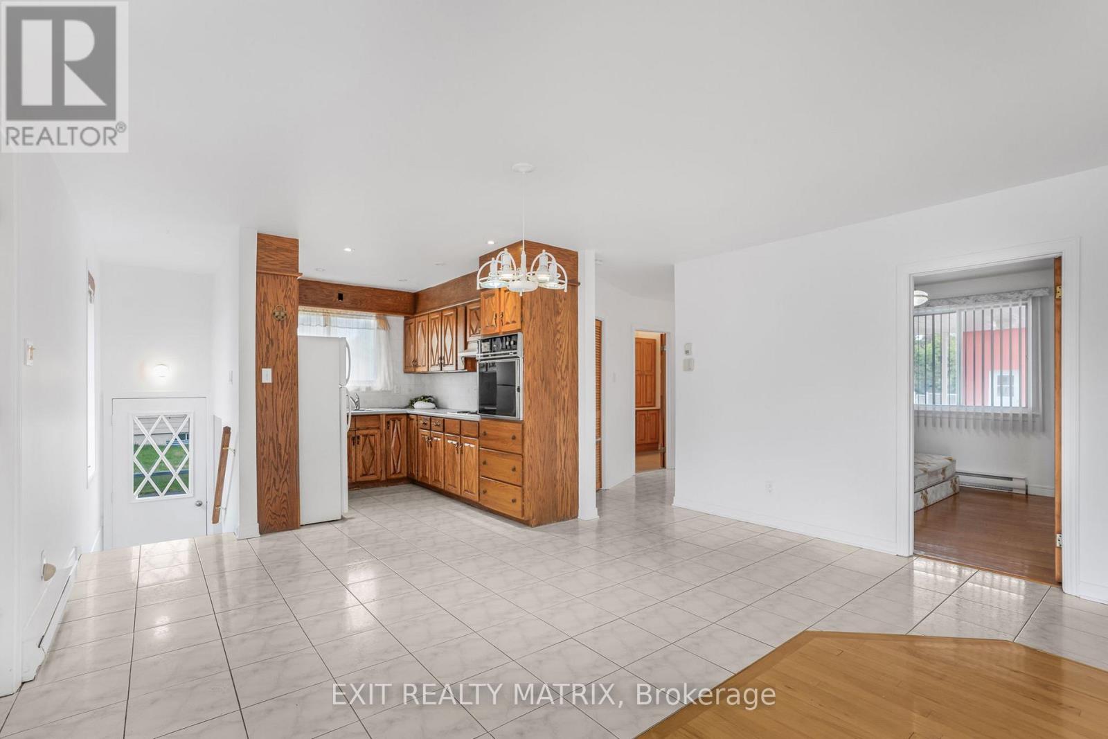 323 Longueuil Street, Champlain, ON - Indoor Photo Showing Kitchen