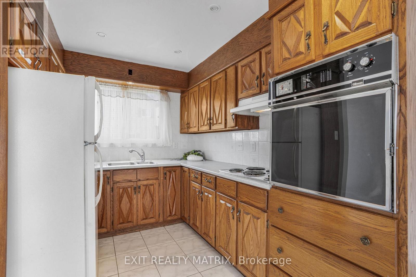 323 Longueuil Street, Champlain, ON - Indoor Photo Showing Kitchen