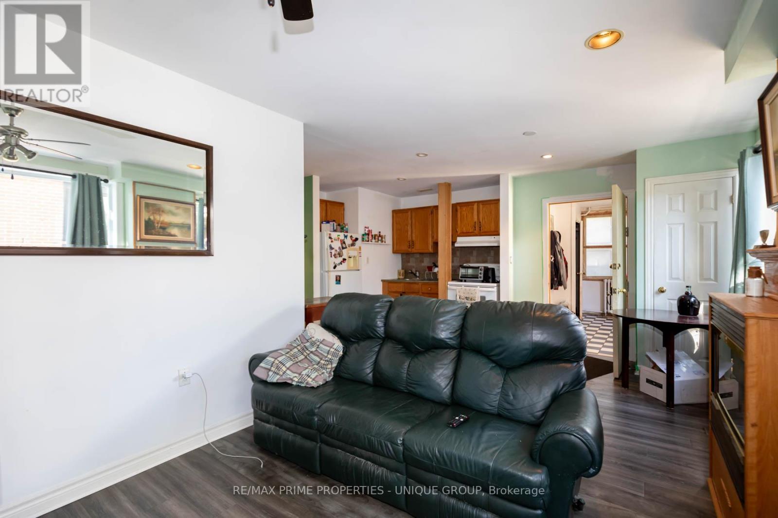 40 Jeavons Avenue, Toronto, ON - Indoor Photo Showing Living Room