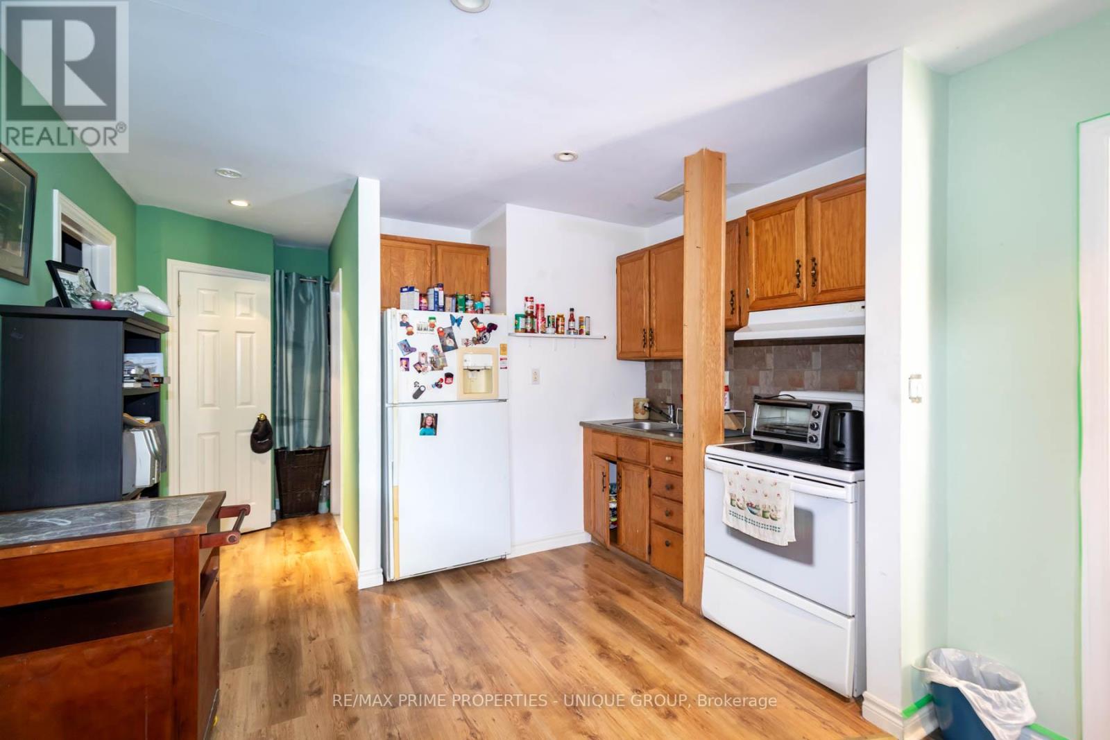 40 Jeavons Avenue, Toronto, ON - Indoor Photo Showing Kitchen