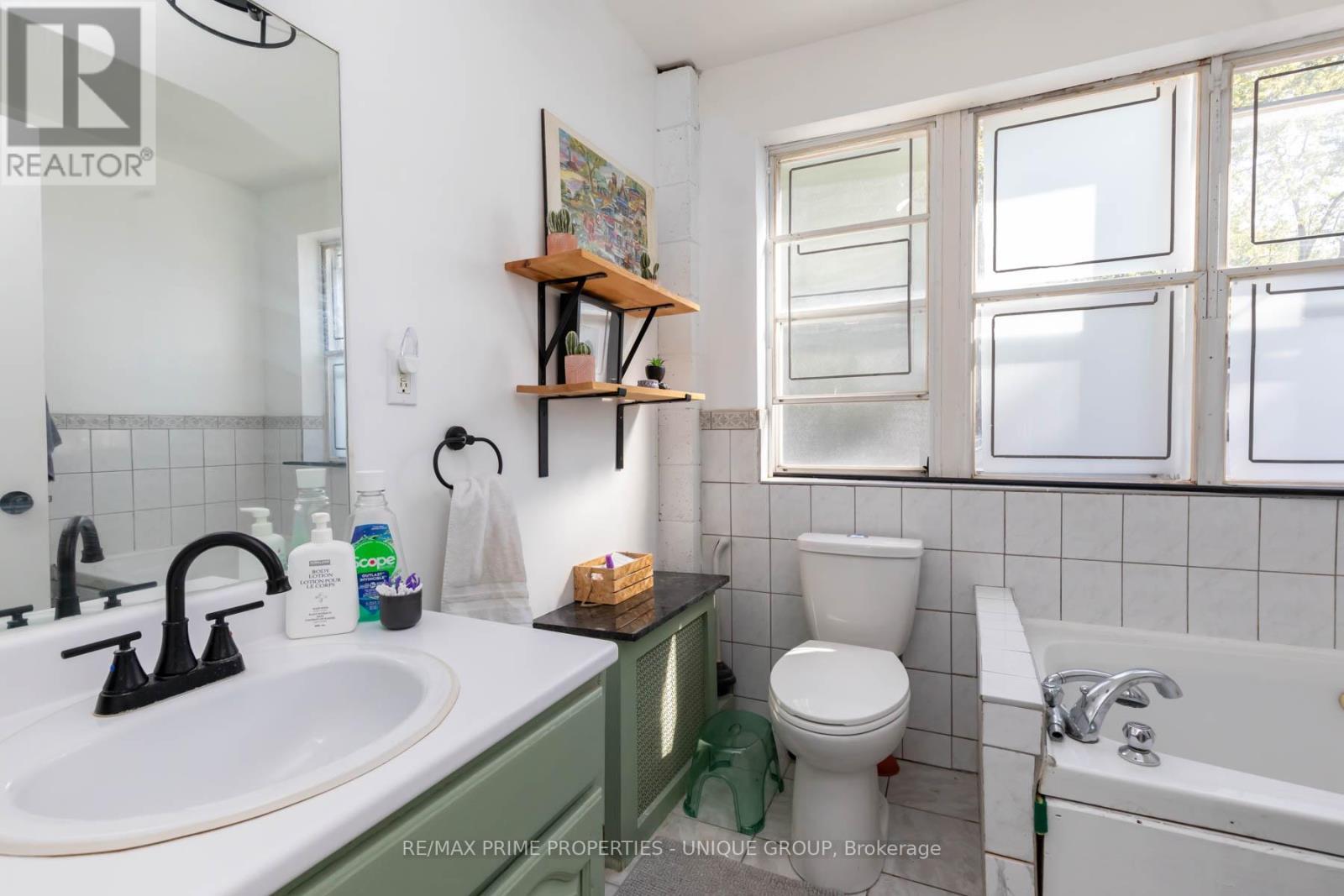 40 Jeavons Avenue, Toronto, ON - Indoor Photo Showing Bathroom