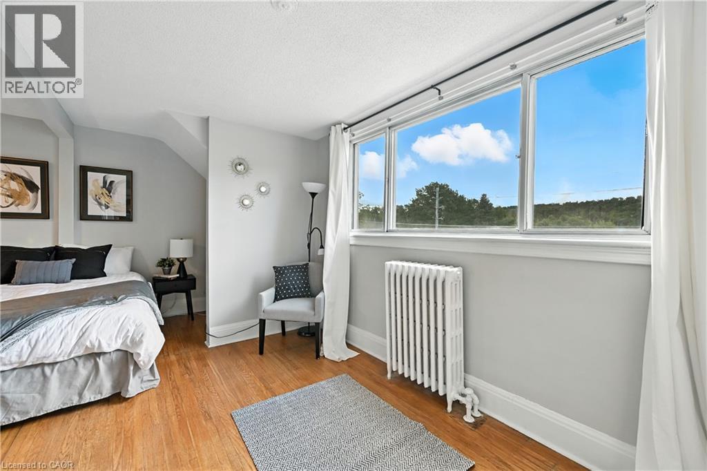 1047 Main Street E, Hamilton, ON - Indoor Photo Showing Bedroom