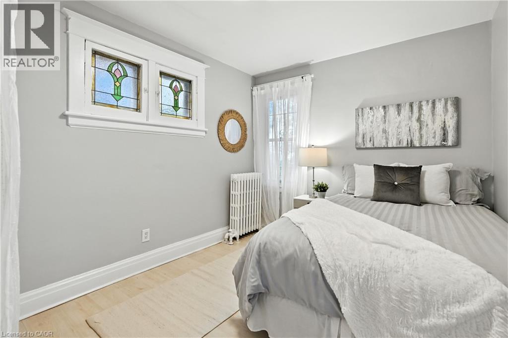 1047 Main Street E, Hamilton, ON - Indoor Photo Showing Bedroom