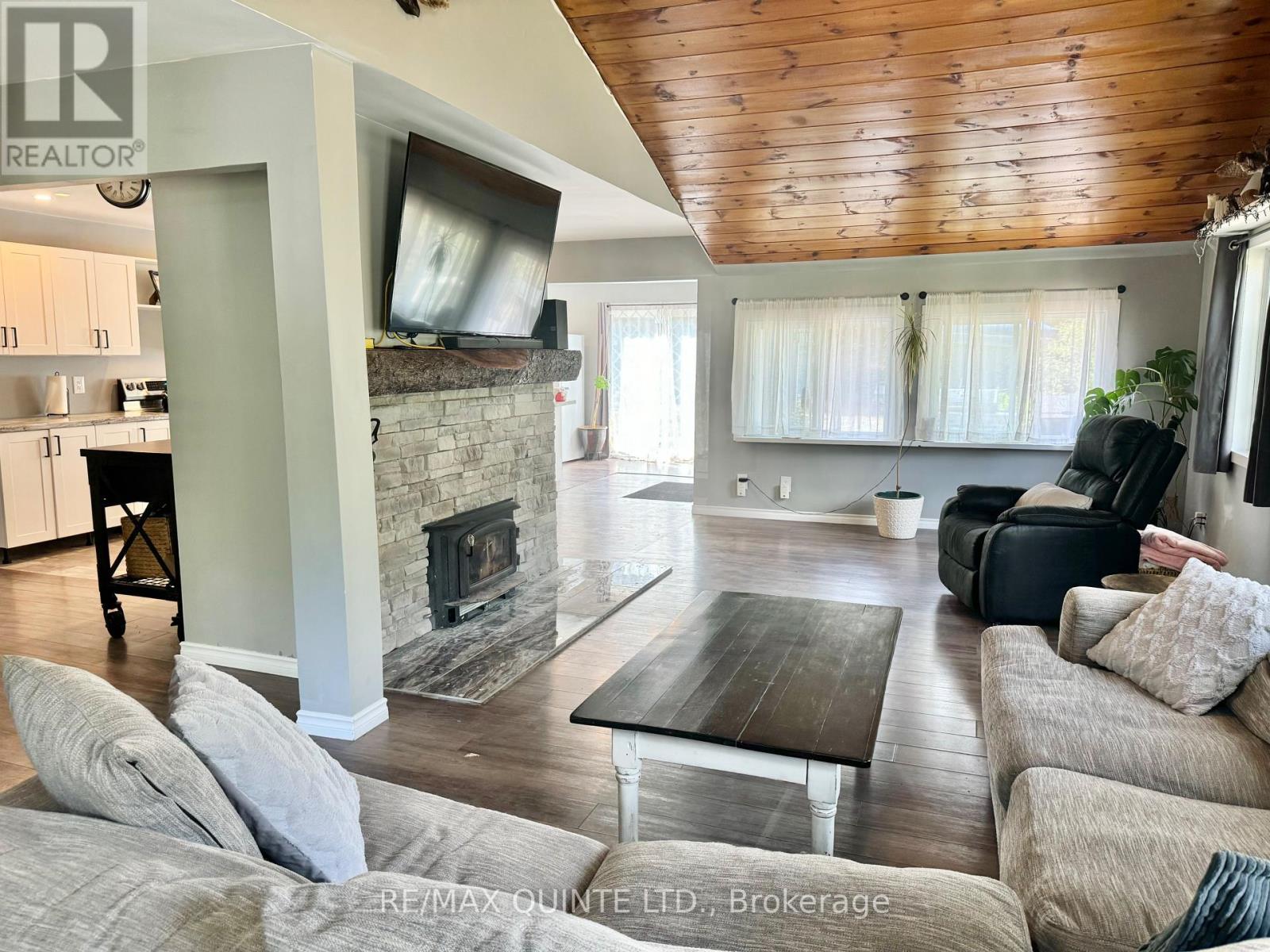 109006 Hwy 7 Highway, Tweed (Elzevir (Twp)), ON - Indoor Photo Showing Living Room With Fireplace