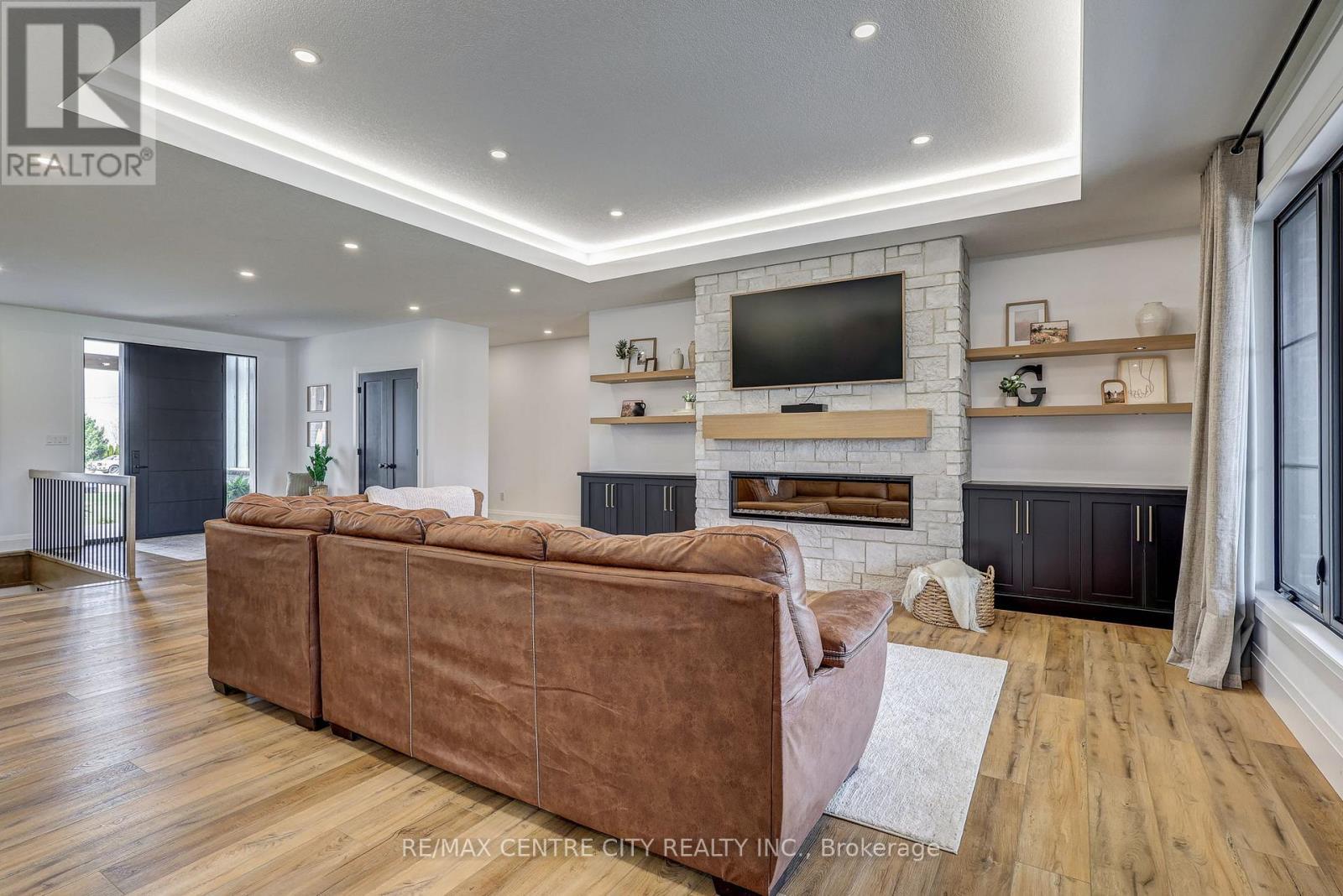 10580 Culloden Road, Bayham, ON - Indoor Photo Showing Living Room With Fireplace