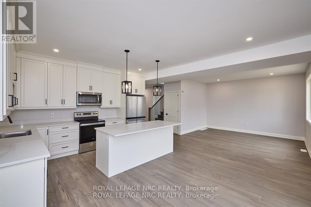 149 Hodgkins Avenue, Thorold (Allanburg/Thorold South), ON - Indoor Photo Showing Kitchen With Stainless Steel Kitchen