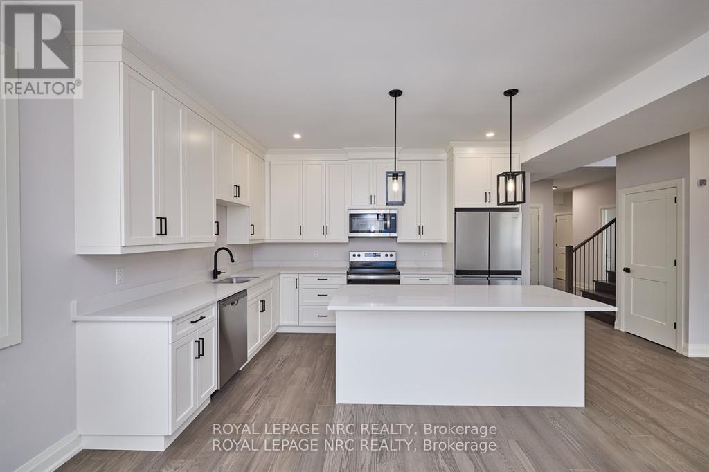 149 Hodgkins Avenue, Thorold (Allanburg/Thorold South), ON - Indoor Photo Showing Kitchen With Upgraded Kitchen