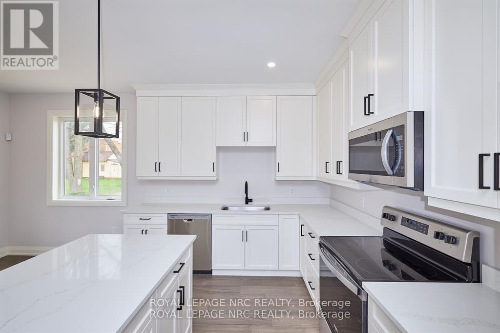 149 Hodgkins Avenue, Thorold (Allanburg/Thorold South), ON - Indoor Photo Showing Kitchen